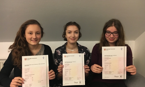 Teresa Tille, Jane Kottowski und Juliane Fimpel  von der Großen Schule mit ihren Zertifikaten. Foto: Große Schule
