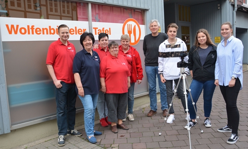 Das Video-Team der IGS Wallstraße besuchte den Tafel-Laden. Foto: DRK 
