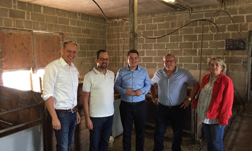Bei dem Besuch des Bauernhofes "Der Hof" konnten sich die Politiker sehen, dass mit einem guten Konzept und tollen Mitarbeitern erfolgreich Landwirtschaft betrieben werden kann. Foto: SPD