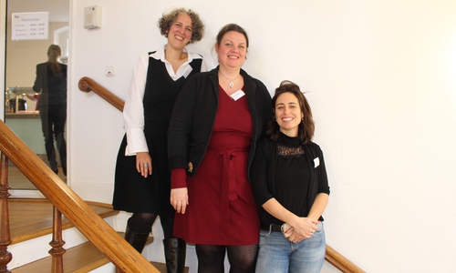 Die Veranstalterinnen Nina de la Chevallerie Leitungsteam boat people projekt Göttingen (re.) Ulrike Seybold, Geschäftsführerin des Landesverbands Freier Theater Niedersachsen e.V. und Dr. Birte Werner, Programmleiterin Darstellende Künste der Bundesakademie Wolfenbüttel (li.). Fotos: Alexander Dontscheff