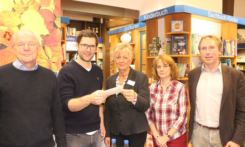 Axel Hübner, Jan Behrens, Rosemarie Heuer, Susanne Lipinski und Martin Geißler bei der Spendenübergabe an den Hospizverein am Mittwoch. Foto: Anke Donner 