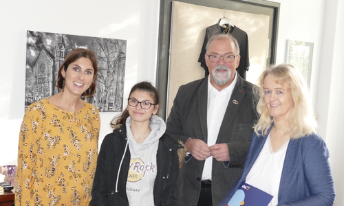 Lehrerin Theresa Hoßfeld, Schulleiter Hans-Peter Dreß und Kvhs-Bereichsleiterin Wencke Ahäuser gratulieren Schülerin Ceren Irem Yilmaz zum DELF-Zertifikat. Monika Rudnicka konnte der Verleihung nicht beiwohnen. Foto: Ratsgymnasium Goslar