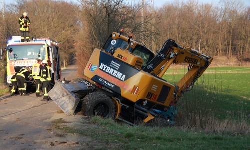 Der Bagger wurde mit hydraulischen Winden gesichert und aus dem Graben gezogen. Fotos: Rudolf Karliczek