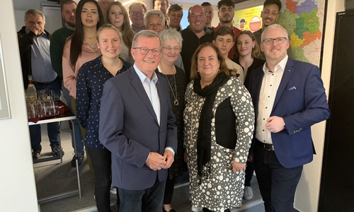 Vorne von links: Wilhelm Schmidt, Astrid Hunke, Falk Hensel, dahinter Mitarbeiterinnen und Mitarbeiter der FWA