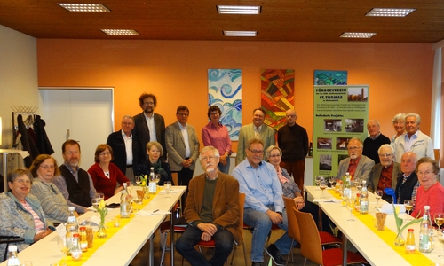 Die Mitgliederversammlung des Fördervereins St. Thomas; hinten stehend v.l.n.r. die Kassenprüfer und die Vorstandsmitglieder: Dieter Kiegeland, Andreas Riekeberg, Harald Dube, Karin Meyer, Dr. Gottfried Herrmann und Martin Stephan. Foto: Dietmar Schmidt-Pultke 