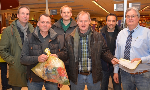 Matthias Roßberg (Dritter von rechts) übergibt seine Auswertungsliste an Klaus Michalik (rechts) und gesammelten Plastik-Müll an Projektpartner Cord Roloff vom ALW (Zweiter von links), hinten von links Christian Bilges (THG-Lehrer), Sebastian Glatter (Firma Roßberg) und Dirk Hahn (THG-Lehrer). Foto: Roßberg