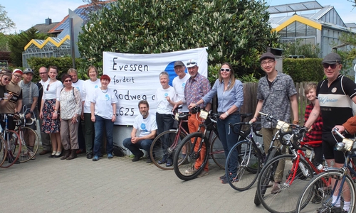 Mitglieder der Radweginitiative Evessen begrüßen die Teilnehmer von Velo Classico mit einem Transparent. Foto: Foto: H. Judih

