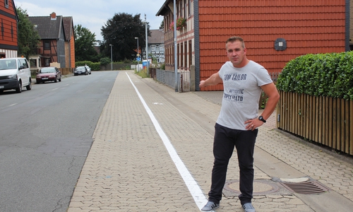 Stephan Zielinski an der Grenze von Gehweg zu Fahrbahn auf dem Thieder Weg. Fotos: Jan Borner