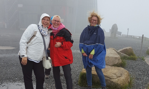 Frau Rita Prinz umrahmt von überglücklichen Teilnehmerinnen, die sich von allen Umständen nicht beirren ließen. Foto: Verein Leben mit Krebs Goslar-Salzgitter e.V.