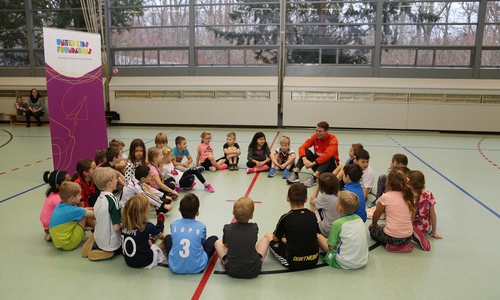 Sportstunde mit Sven Knipphals in der Grundschule Eichendorffschule. Foto: Volksbank BraWo