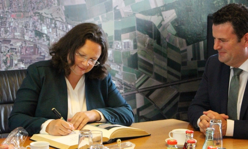 Andrea Nahles trug sich heute ins Goldene Buch der Stadt ein. Fotos: Frederick Becker 