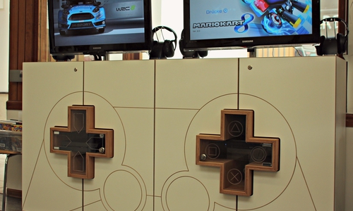 Neues Gamingmöbel der Stadtbibliothek in der Musikbibliothek. Foto: Stadtbibliothek