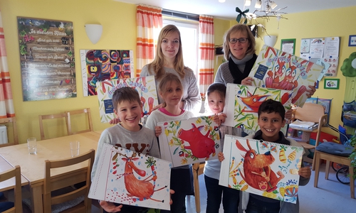 Susanne Pensler (links) und Barbara Gabriel freuen sich mit den Kindern über den tierischen Kalender. Foto: WoBau