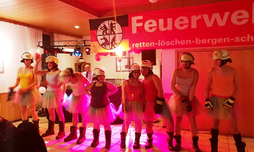 Die „Chaos-Truppe 0815“ des Showacts sorgte für ausgelassene Stimmung bei den Gästen. Foto: Luisa Schneemilch