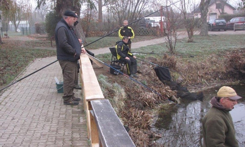 Mitglieder des Angelsportvereins bei ihrer Arbeit. Foto: Angelsportverein Wolfenbüttel