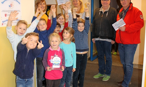 Ein Teil der teilnehmenden Kinder sowie (hinten von links) Alke Jürgens, Astrid Nitsch, Ralf Schiller und Michael Ebeling. Foto: Fuchs PR