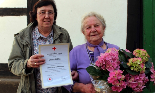 Die Goldene Nadel für Ursula Söhlig (rechts), überreicht von Petra Kausch. Foto: Bernd-Uwe Meyer