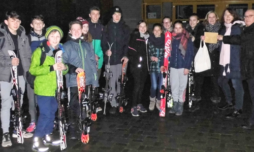 Gabriela Aßmann (2 v. r.) und Andreas Meißler (r.) vom Vorstand des Ehemaligenverbandes überreichten Sportlehrerin Anja Golombek im Beisein einiger Schülerinnen und Schüler sym­bolisch den Scheck zur Förderung der diesjährigen Skifreizeit. Foto: privat
