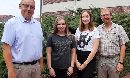 Samtgemeindebürgermeister Matthias Lorenz, Lena-Marie Küpper, Merle Gask und Volker Klisch, Allgemeiner Vertreter des Samtgemeindebürgermeisters. Foto: Samtgemeinde Nord-Elm