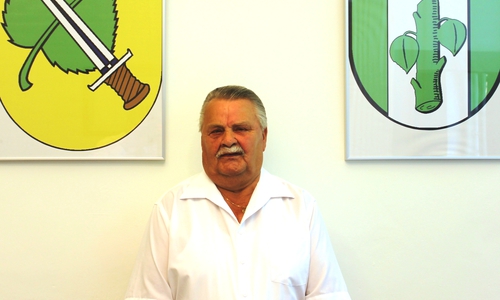 Im Bild Werner Hoffmann, Vorsitzender des SOVD Sickte-Hötzum vor den Wappen von Sickte (links) und Veltheim (rechts). Foto: Privat