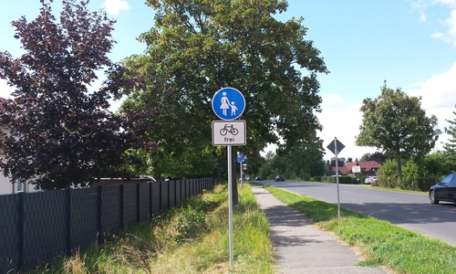 Nach den neuen Schildern können Radfahrer selbst entscheiden: Fußweg oder Straße. Foto: Diethelm Krause-Hotopp