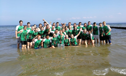 Abkühlung in der Ostsee - die Schüler der HBG nach ihrem 1400 Kilometer Lauf. Foto: Henriette-Breymann-Gesamtschule