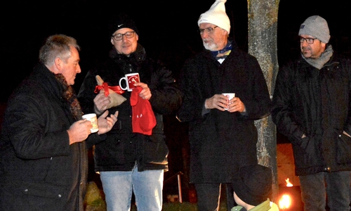 Die beiden „Glühwein-Druiden“ Christian Schönborn (2.v.l.) und Reiner Fuhrmann (ganz rechts) bedankten sich bei Frank Oesterhelweg (l.) für seine großzügige Spende mit einem eigens geschaffenen Dankeschön-Becher und einem „Glubsch“, einem Glühwein-Utensilien-Beutel für Schulenrode. Mit dabei: Ortsbürgermeister Helmut Wolk. Foto: Döring