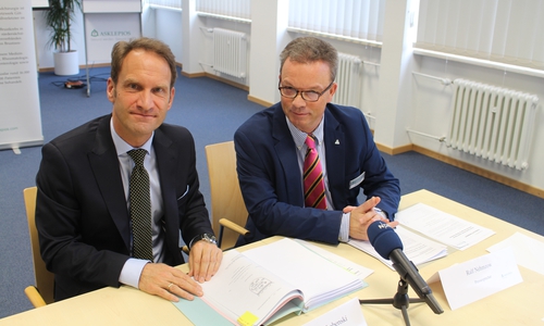 Kai Labenski und Ralf Nehmzow mit dem Privatisierungsvertrag. Fotos und Podcast: Alexander Dontscheff