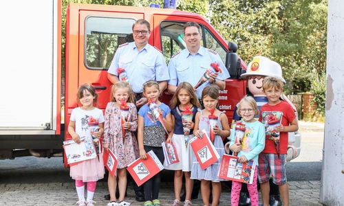 Die Kinder mit ihrer Schultüte, übergeben von Christian Hoppe und Olaf Thurow. Foto: Feuerwehr Brechtorf