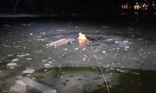 Während der Übung der Gruppe 2/2 galt es für eine Einsatzkraft, mit einem speziellen Anzug geschützt, im Wasser auszuharren und sich retten zu lassen. Fotos: Tobias Stein