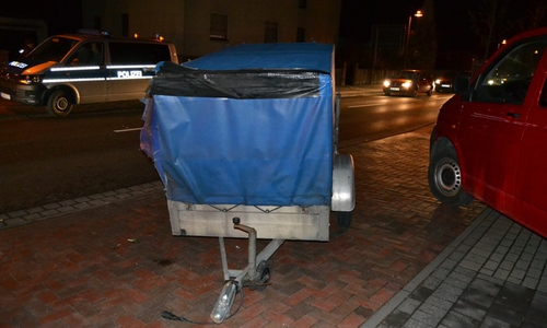 Die Polizei jagte einen Autodieb. An der Allerstraße, Höhe Gesundheitsamt, blieb der Anhänger des verfolgten Autos liegen. Foto: Polizei Gifhorn