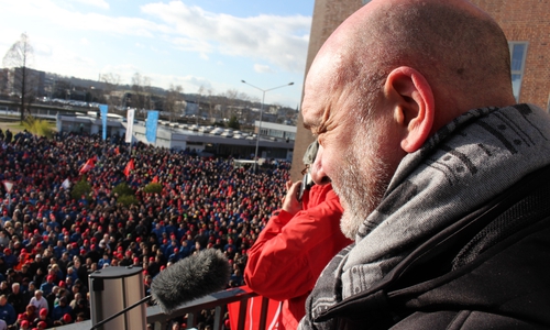 Bernd Osterloh erinnerte an den Warnstreik, an dem sich ingesamt mehr als 20.000 Mitarbeiter beteiligten. Foto: Sandra Zecchino