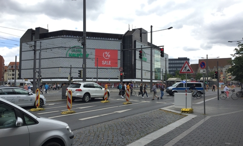 Am Donnerstag regelte die Polizei den Verkehr auf dem Bohlweg. Foto: Anke Donnner