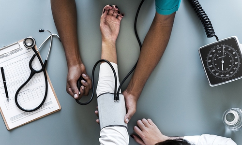 Die betroffene Person befindet sich in Behandlung. Auch für die Personen im Umfeld besteht keine große Gefahr, so das Gesundheitsamt. Symbolfoto: Pixabay