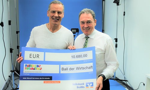 Thomas Fast, übergibt Henry Maske den Spendenscheck für sein Stiftungsprojekt "PerspektivFabrik". Foto: Volksbank BraWo