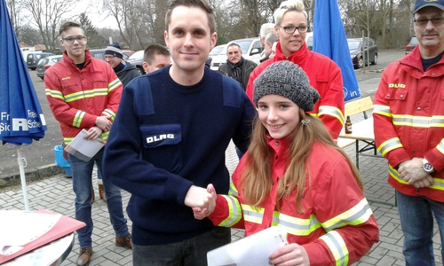 Steven Schmude übergibt Schnorcheltauchabzeichen an Sarah Schmidt. Fotos: DLRG