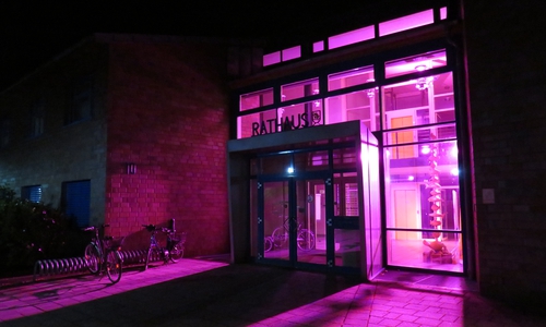 Das Rathaus der Gemeinde Lehre erstrahlt in Pink. Foto: Gemeinde Lehre