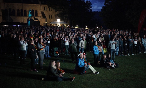 Laut einer Mitteilung der Polizei Goslar kamen am Samstaganbend zur Public-Viewing-Veranstaltung des EM-Viertelfinales Deutschland-Italien rund 4.500 Zuschauer auf die Kaiserpfalzwiese. Symbolfoto: 