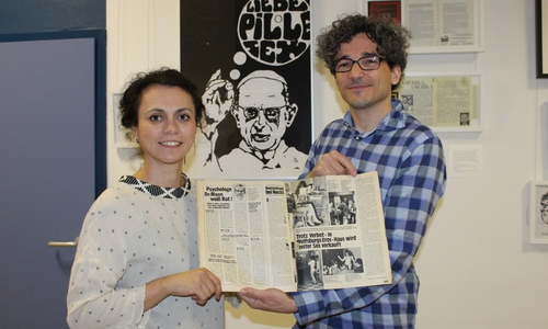 Institusleiterin Anita Placenti-Grau und Stadthistoriker Dr. Alexander Kraus mit dem Praline-Magazin. Foto: Eva Sorembik
