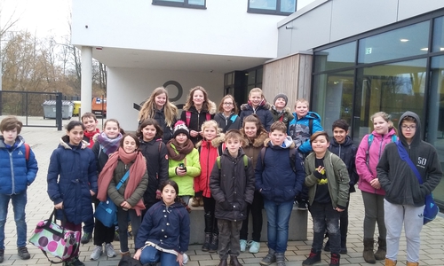 Klasse 5R1 und Klasse 5a freuen sich über zwei Tage Schwimmtraining im Stadtbad Okeraue. Fotos: Werla-Schule