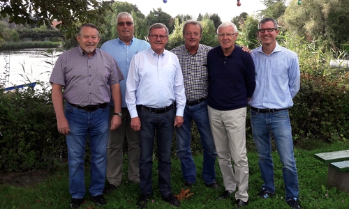 Stiftungsgründer Wilhelm und Armin Schmidt (3. und 4. v.l.), Kuratoriumsmitglieder (v.l.n.r.) Jörg Röhmann, Rainer Porath, Karl-Heinz Grethen, Dirk Schmidt bei der Jubiläums-Gremiensitzung in Wolfenbüttel am Fümmelsee. Foto: privat