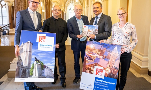 Modernes Gewand für die Löwenstadt: (v. l. n. r.) Gerold Leppa (Braunschweig Stadtmarketing GmbH), Thorsten Greinus (wirDesign), Norbert Gabrysch (wirDesign), Oberbürgermeister Ulrich Markurth (Stadt Braunschweig) und Eva Edler (Stadtmarketing) präsentieren die neuen Gestaltungsrichtlinien. Foto: Braunschweig Stadtmarketing GmbH/Philipp Ziebart