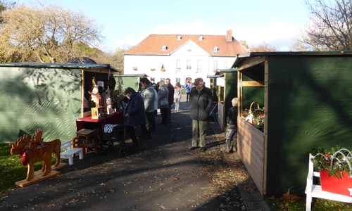 Die Budenstraße der Kastanienallee. Fotos: Seniorenbetreuung Schloß Schliestedt
