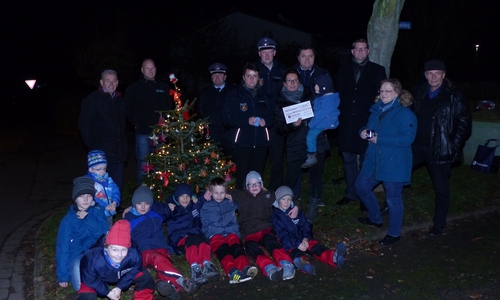 Der Weihnachtsbaum in Apelnstedt wurde geschmückt. Foto: Feuerwehr Apelnstedt