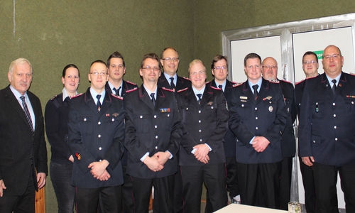 Helmut Bauwe, Sabrina Meier-Rautmann, Marvin Gebauer, Torben Rautmann, Nico Scheppank, Stefan Weißgräber, Tim Burmeister, André Wandschneider, Stephan Meier, Dirk Gebauer, Nico Gebauer und der Gemeindebrandmeister Ralf-Holger Niemann. Foto: Feuerwehr Essehof

