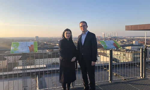 Generalkonsulin Banu Malaman und Oberbürgermeister Klaus Mohrs auf dem Rathausdach. Fotos: Stadt Wolfsburg