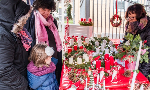 Mit viel Freude und Mühe haben Mitglieder des Kinderschutzbundes Wolfenbüttel allerlei Weihnachtsdekoration für den Verkauf gebastelt. Foto: Werner Heise