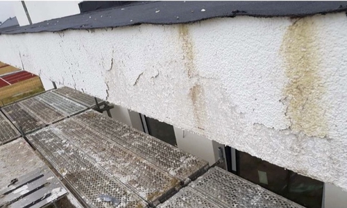 Großflächige Schädigungen des Unterputzes durch Rissbildung aufgrund von Feuchtigkeitseintrag sind laut B.I.G. an der Fassade entstanden. Fotos: B.I.G. Sassenburg