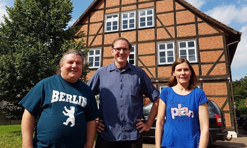 Verschafften sich an Ort und Stelle einen Einblick (von links): Landtagskandidat Ercan Kilic, Grünen-Vorstandssprecher Michael Siano und Landtagskandidatin Ulrike Siemens vor dem Medienzentrum im Alten Dorf von Lebenstedt. Foto: Grüne Salzgitter