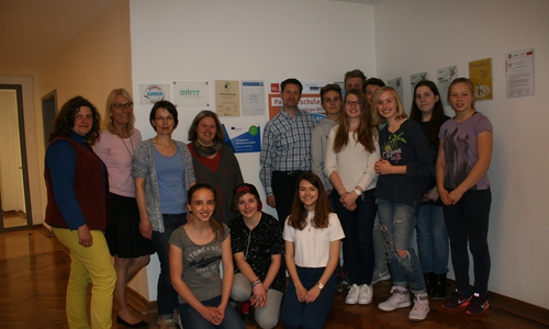 Schulplakette für erfolgreiche Bewerbung: einige Schüler und Lehrkräfte des Projekts „Think Smart – Act Green“ zusammen mit der Schulleiterin Frau Schade.  Foto: Privat